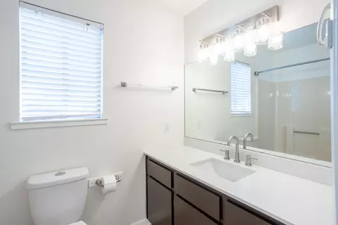 Bath - 1230 Whistling Dr, Redding, CA 96003 photo 1 of 2