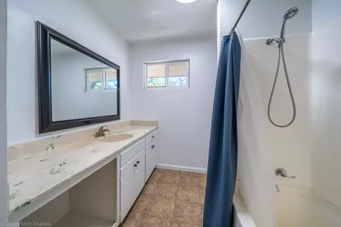 Bath - 8064 Churn Creek Rd, Redding, CA 96002 photo 3 of 3