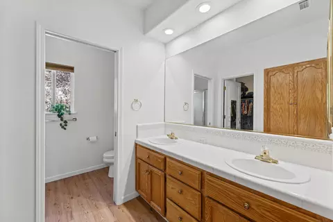 Bath - 6787 Hemlock St, Redding, CA 96001 photo 1 of 2