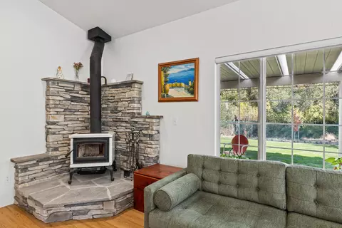 Living - 6787 Hemlock St, Redding, CA 96001 photo 4 of 4