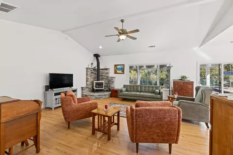 Living - 6787 Hemlock St, Redding, CA 96001 photo 2 of 4