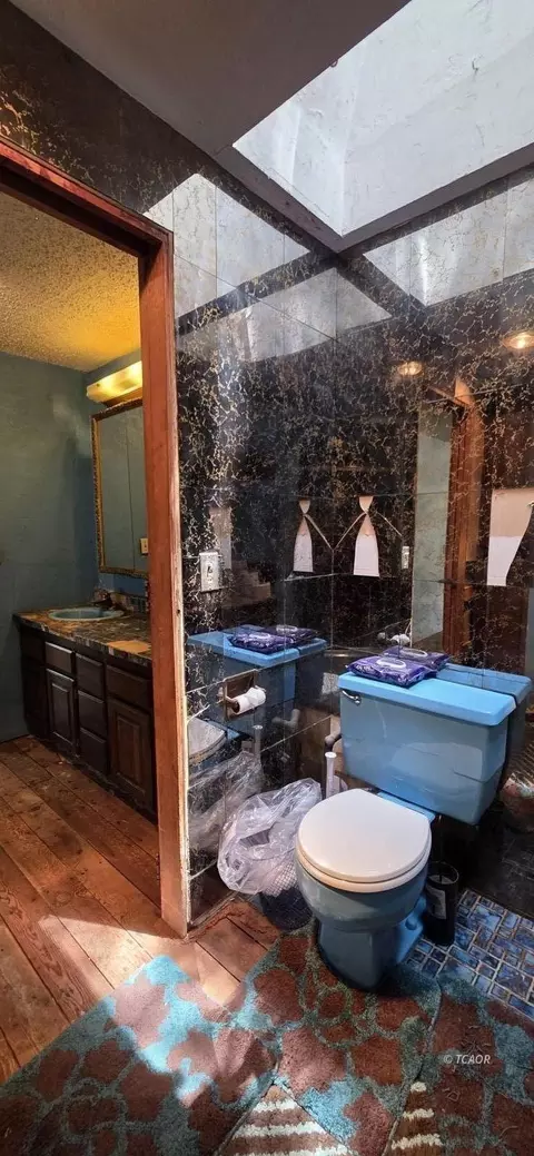 Bath - 17841 Wildwood Rd, Hayfork, CA 96041 photo 2 of 3