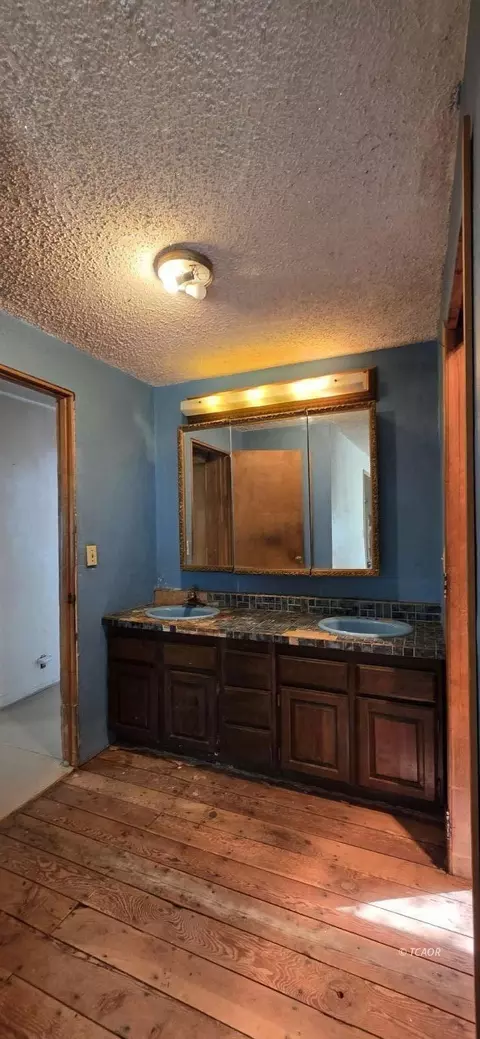 Bath - 17841 Wildwood Rd, Hayfork, CA 96041 photo 1 of 3