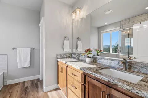 Bath - 3509 Old Lantern Dr, Redding, CA 96003 photo 1 of 5