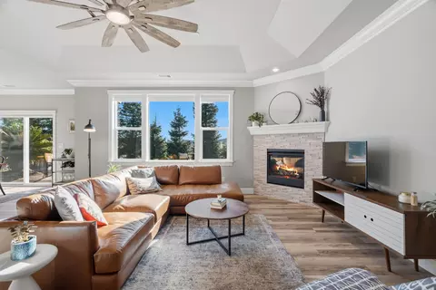 Living - 3509 Old Lantern Dr, Redding, CA 96003 photo 3 of 5