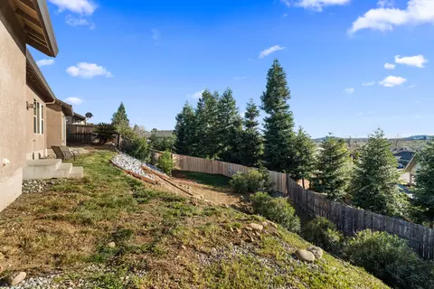 Exterior - 3509 Old Lantern Dr, Redding, CA 96003 photo 5 of 6