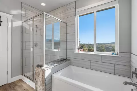 Bath - 3509 Old Lantern Dr, Redding, CA 96003 photo 3 of 5