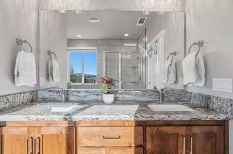 Bath - 3509 Old Lantern Dr, Redding, CA 96003 photo 2 of 5