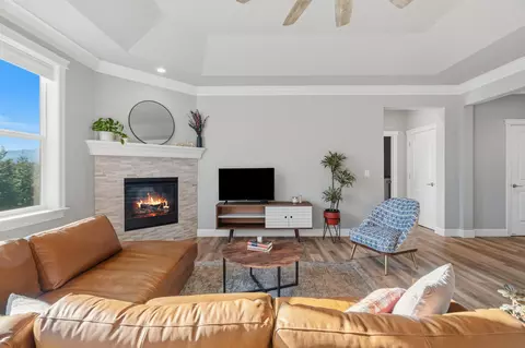 Living - 3509 Old Lantern Dr, Redding, CA 96003 photo 2 of 5