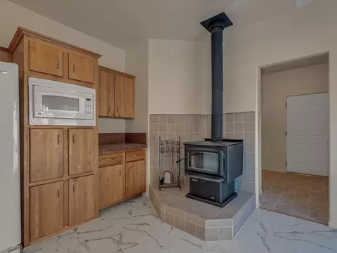 Kitchen - 1851 Brady Rd, Hayfork, CA 96041 photo 4 of 6
