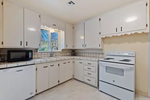 Kitchen - 686 Coronado St, Redding, CA 96003 photo 1 of 2