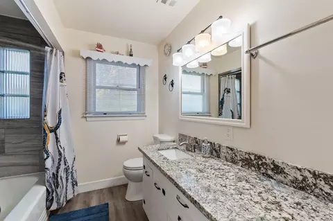 Bath - 686 Coronado St, Redding, CA 96003 photo 1 of 2