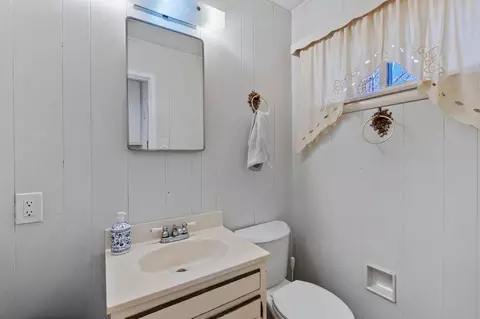 Bath - 686 Coronado St, Redding, CA 96003 photo 2 of 2
