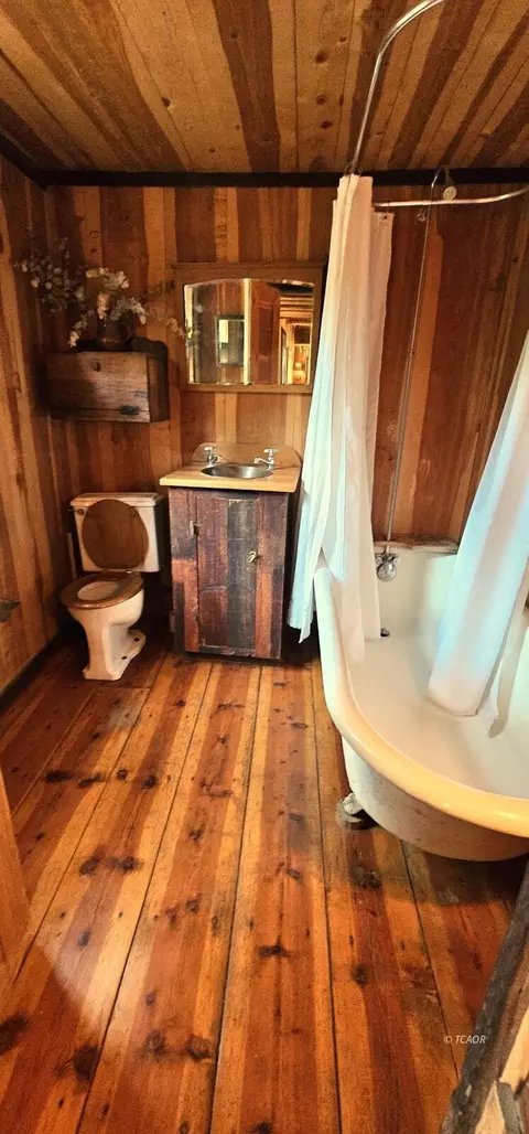 Bath - 661 Drinkwater Gulch Rd, Hayfork, CA 96041 photo 6 of 8