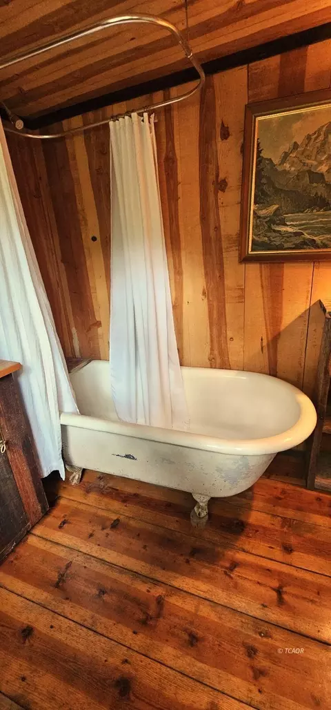 Bath - 661 Drinkwater Gulch Rd, Hayfork, CA 96041 photo 2 of 8