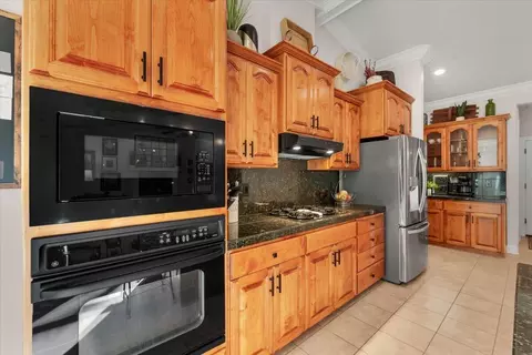 Kitchen - 4571 Big Horn Dr, Redding, CA 96002 photo 2 of 5