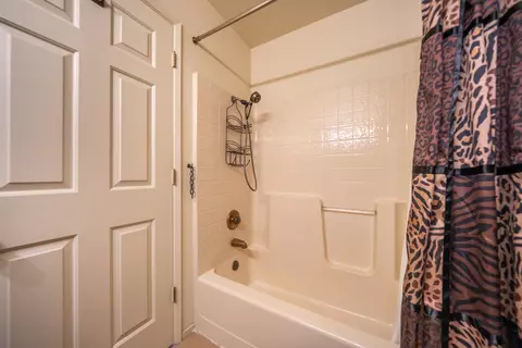 Bath - 200 Ridgetop Dr #19, Redding, CA 96003 photo 6 of 6