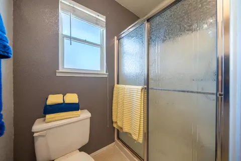 Bath - 200 Ridgetop Dr #19, Redding, CA 96003 photo 4 of 6
