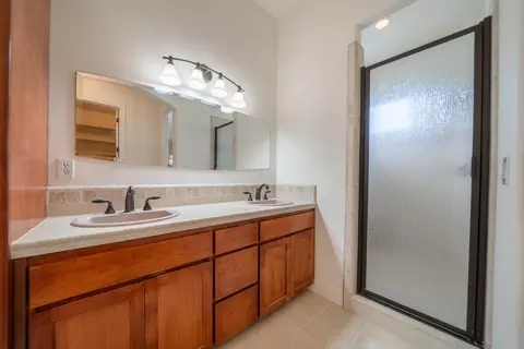 Bath - 8180 Whispering Oaks Rd, Redding, CA 96002 photo 2 of 7