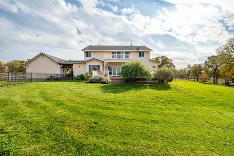 Exterior - 8180 Whispering Oaks Rd, Redding, CA 96002 photo 17 of 48