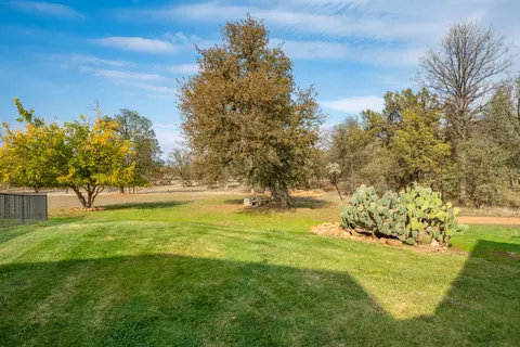 Exterior - 8180 Whispering Oaks Rd, Redding, CA 96002 photo 21 of 48