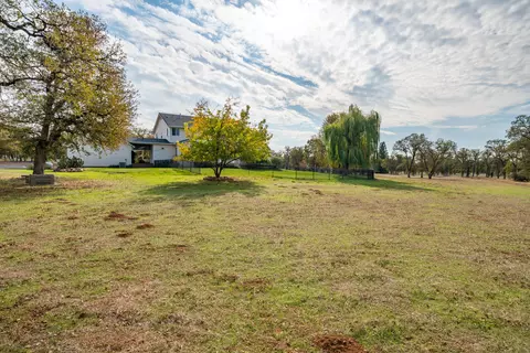 Exterior - 8180 Whispering Oaks Rd, Redding, CA 96002 photo 35 of 48