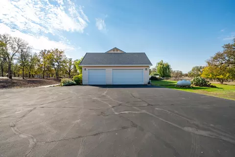 Exterior - 8180 Whispering Oaks Rd, Redding, CA 96002 photo 27 of 48
