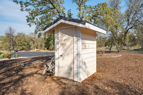 Exterior - 8180 Whispering Oaks Rd, Redding, CA 96002 photo 33 of 48