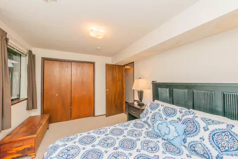 Bedroom - 399 410 Lake Forest Dr, Trinity Center, CA 96091 photo 7 of 8