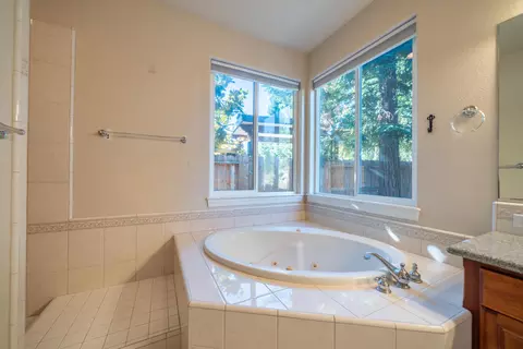 Bath - 4930 Yellowstone Dr, Redding, CA 96002 photo 2 of 5