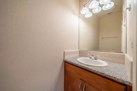 Bath - 4930 Yellowstone Dr, Redding, CA 96002 photo 5 of 5