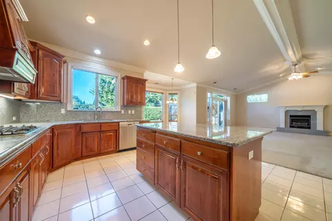 Living - 4930 Yellowstone Dr, Redding, CA 96002 photo 11 of 13