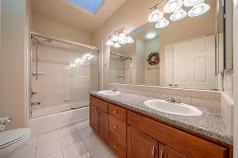 Bath - 4930 Yellowstone Dr, Redding, CA 96002 photo 4 of 5