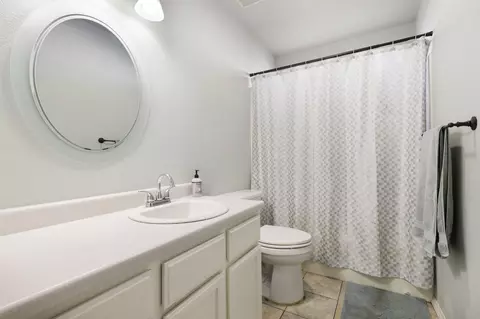 Bath - 2554 Capella St, Redding, CA 96002 photo 3 of 5