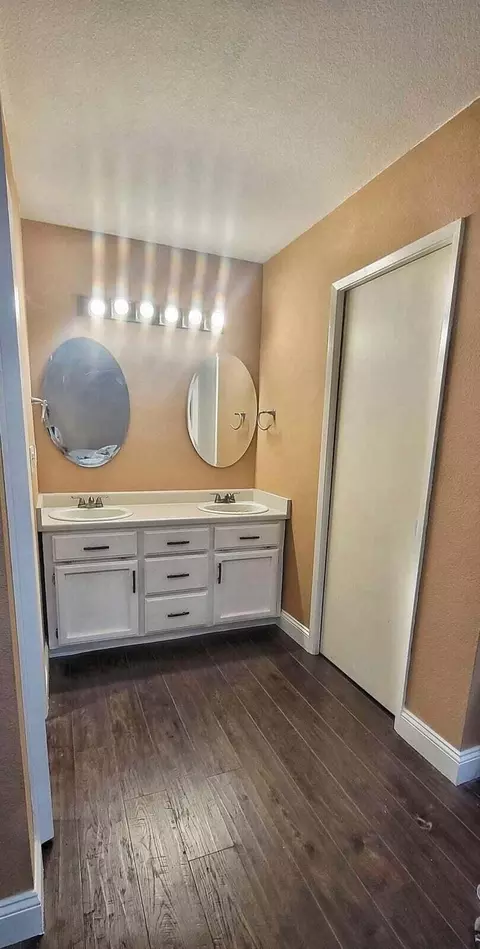Bath - 2554 Capella St, Redding, CA 96002 photo 1 of 5