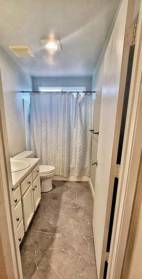 Bath - 2554 Capella St, Redding, CA 96002 photo 4 of 5