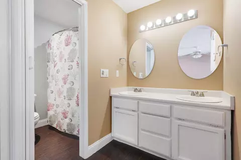 Bath - 2554 Capella St, Redding, CA 96002 photo 2 of 5