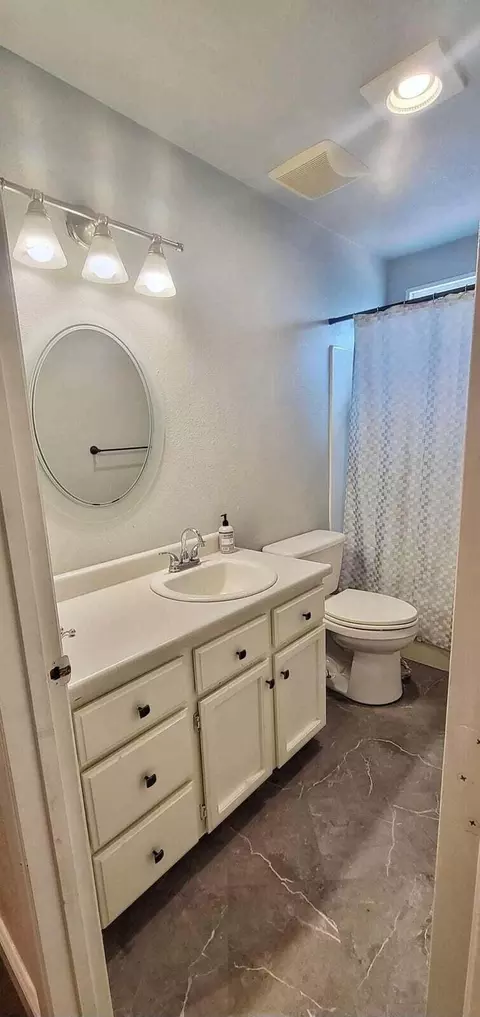 Bath - 2554 Capella St, Redding, CA 96002 photo 5 of 5