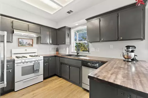 Kitchen - 19789 Weide Way, Anderson, CA 96007 photo 1 of 1