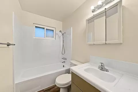 Bath - 110 Churn Creek Rd, Redding, CA 96003 photo 2 of 3
