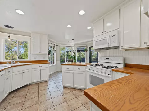 Kitchen - 8634 Simmons Rd, Redding, CA 96001 photo 3 of 5