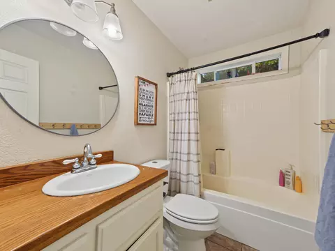 Bath - 8634 Simmons Rd, Redding, CA 96001 photo 3 of 3