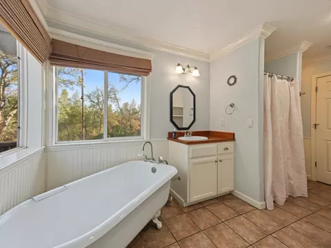 Bath - 8634 Simmons Rd, Redding, CA 96001 photo 1 of 3