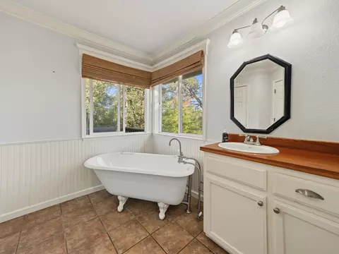 Bath - 8634 Simmons Rd, Redding, CA 96001 photo 2 of 3