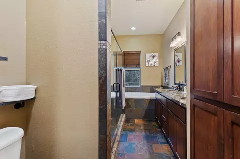 Bath - 3360 Stanford Dr, Redding, CA 96003 photo 2 of 3