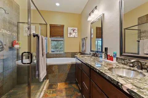 Bath - 3360 Stanford Dr, Redding, CA 96003 photo 1 of 3