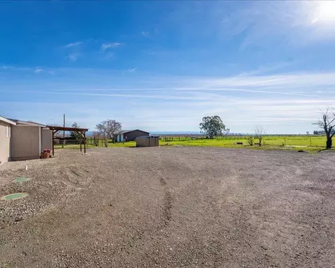 Exterior - 21745 Hatfield Rd, Red Bluff, CA 96080 photo 10 of 16