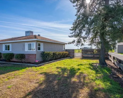 Exterior - 21745 Hatfield Rd, Red Bluff, CA 96080 photo 8 of 16