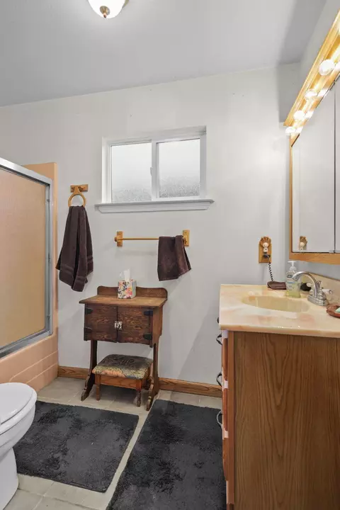 Bath - 6725 Reflection St, Redding, CA 96001 photo 2 of 2