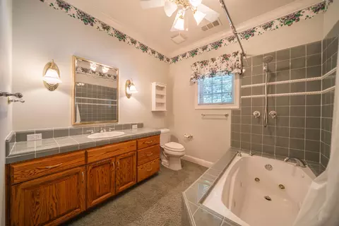 Bath - 960 River Bend Rd, Redding, CA 96003 photo 2 of 6